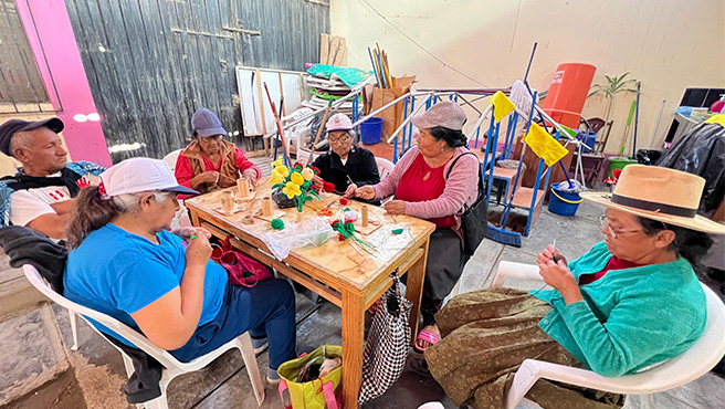 Municipalidad realiza taller de manualidades con los audltos mayores del CIAM Huarmey