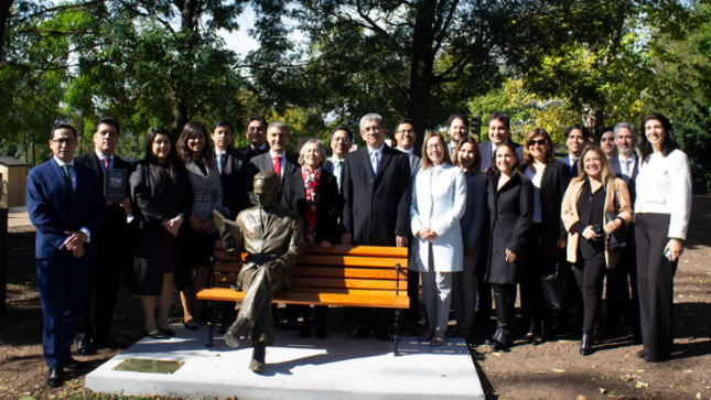 Develan estatua de César Vallejo en el Jardín de los Poetas de la OEA en Washington D.C.