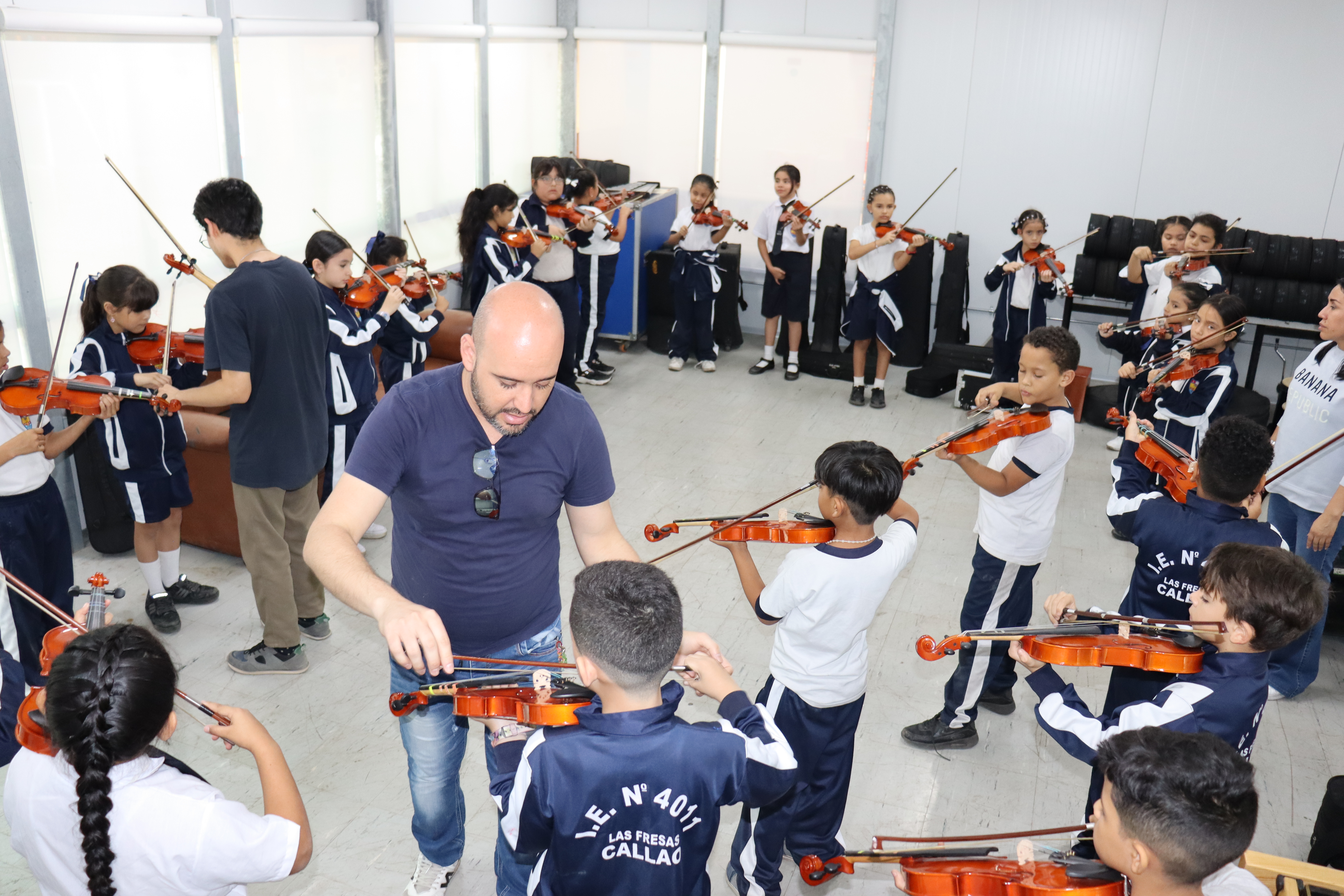 Niños tocando