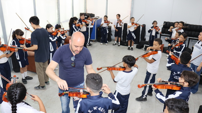 Niños tocando