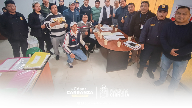 #Compromiso l La Gerencia de Servicios al Ciudadano de la MPCH, sostuvó una importante reunión con los miembros de las asociaciones formales de emolienteros de la ciudad.
La finalidad es poder tener un control y registro de los integrantes de estás asociaciones. Dentro de las medidas a adoptar se encuentran: Realizarán supervisiones en los puntos de atención, entrega de credenciales e instalaciones de aplicativos como agentes turísticos en la ciudad.