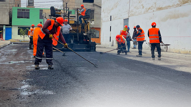 #Obras I Un avance significativo viene mostrando la obra que se ejecuta en la Calle Nueva, que permitirá mejorar el tránsito en el cercado de nuestra provincia.
La empresa a cargo del proyecto realizo el asfaltado desde la intersección de calle Alfonso Ugarte, Hasta la calle Gerardo Sotelo.
Esta obra contará con pistas, veredas, sardineles, rampas (para discapacitados y peatones); señalizaciones preventivas, reglamentarias e informativas.
Este es el compromiso de la gestión municipal de mejor la transpirabilidad con cada uno de los proyectos que son inversiones públicas del estado y que tiene que estar al servicio de la población.