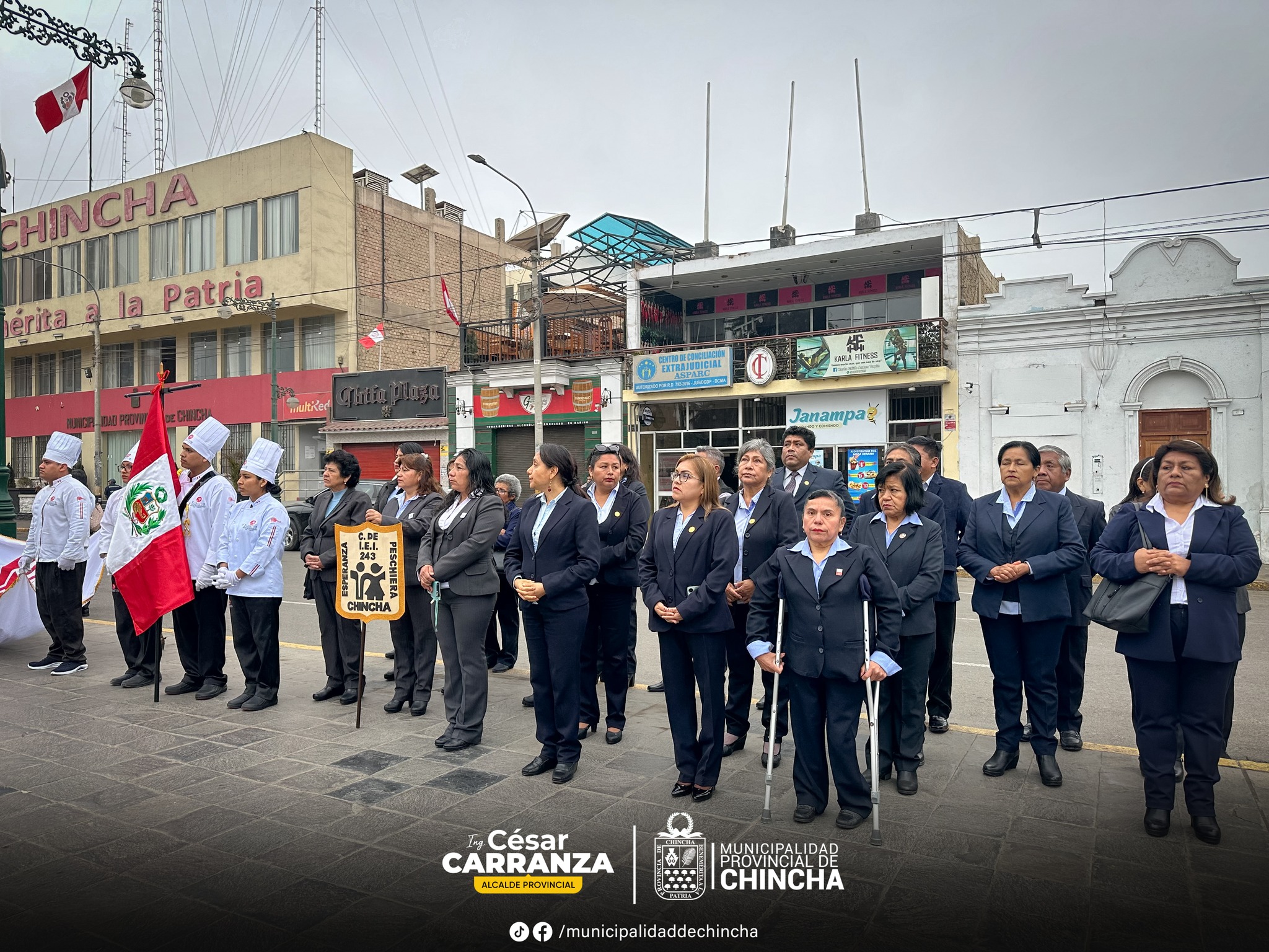 Este último domingo, en una actividad cívica, se rindió honores a nuestros símbolos patrios con el tradicional #IzamientodeBandera. Esta ceremonia reunió a autoridades locales e instituciones educativas de nuestra ciudad.
Entre las instituciones participantes estuvieron representantes de la Sub prefectura de San Pedro de Huacarpana y San Juan de Yanac, Regidoras de la Provincia de Chincha Mayra Mendoza y Gilda Solari en Representación del Alcalde Provincial, Policía Nacional del Perú, Ugel Chincha, I.E. Chinchaysuyo I.E.P 22240, I.E.P 22230. Maestros de la I.E.P. 22243.
Al finalizar la ceremonia se reconoció la participación de público que se detuvo para cantar el Himno Nacional, a su vez se realizó un pequeño desfile cívico.