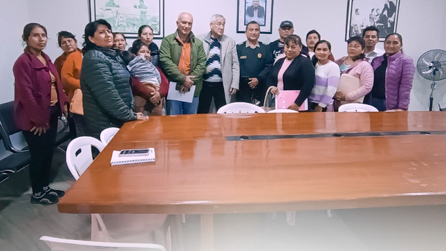 Un importante acercamiento tuvo el alcalde de Chincha, Ing. César Carranza Falla, con los vecinos de los Asentamientos Humanos de la provincia. Está reunión con la participación del Congresista de la República, José Luis Elías Ávalos, y el Jefe de la División Policial de Chincha, Cnel. PNP Daniel Elías Soto.
Dentro de la agenda se detalló las gestiones que se vienen realizando para la electrificación de toda la zona alta de Chincha y las mejoras en materia de seguridad ciudadana.
