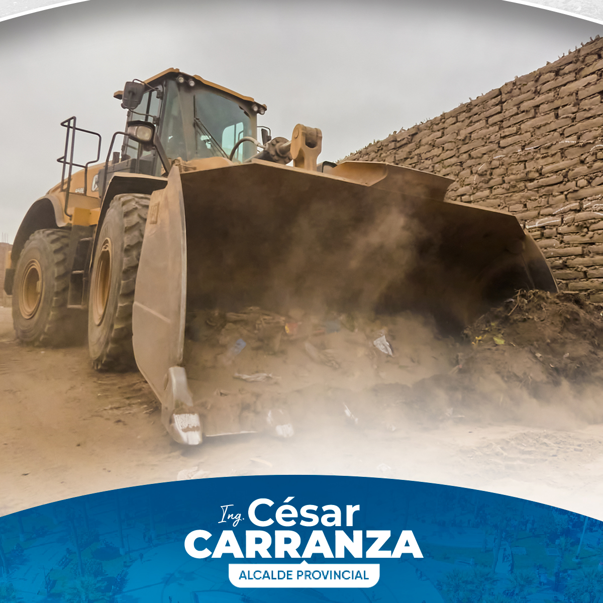 El equipo de la Municipalidad Provincial de Chincha, GURS, ha realizado una intervención de limpieza en Av Progreso , un punto crítico de contaminación identificado por el MINAM. Se ha retirado una considerable cantidad de residuos no aprovechables, principalmente plásticos y residuos de construcción, que afectaban la salud, la movilidad y la imagen del lugar. La acción, realizada con maquinaria especializada, ha sido eficiente y rápida. La Municipalidad Provincial de Chincha reitera su compromiso con la limpieza y el cuidado del medio ambiente, y solicita la colaboración de los vecinos para mantener la zona libre de residuos.