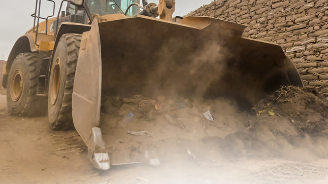 El equipo de la Municipalidad Provincial de Chincha, GURS, ha realizado una intervención de limpieza en Av Progreso , un punto crítico de contaminación identificado por el MINAM. Se ha retirado una considerable cantidad de residuos no aprovechables, principalmente plásticos y residuos de construcción, que afectaban la salud, la movilidad y la imagen del lugar. La acción, realizada con maquinaria especializada, ha sido eficiente y rápida. La Municipalidad Provincial de Chincha reitera su compromiso con la limpieza y el cuidado del medio ambiente, y solicita la colaboración de los vecinos para mantener la zona libre de residuos.