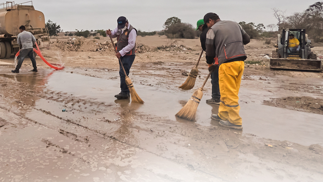 La Municipalidad Provincial de Chincha, a través de su equipo GURS, ha llevado a cabo una limpieza profunda en Cruz Blanca, un área afectada por la acumulación de residuos no aprovechables, como plásticos y restos de construcción. La intervención, realizada con maquinaria especializada, ha sido exitosa en la eliminación de estos residuos, que representan un grave riesgo para la salud, la movilidad y la imagen de la ciudad. La Municipalidad Provincial de Chincha agradece la colaboración de los vecinos en la limpieza y la correcta disposición de los residuos, y reitera su compromiso con la protección del medio ambiente.