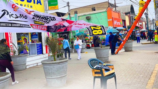 El Área de Fiscalización viene realizando trabajos de desinstalación de banderolas publicitarias que fueron colocadas en las principales  vías de la provincia, sin contar con la autorización o permiso de la entidad municipal.
Cabe señalar que la instalación de carteles publicitarios en las vías, está estipulado en el TUPA vigente de la entidad municipal y  tiene que tener la autorización y reglamentos para no impedir la visión de conductores.
