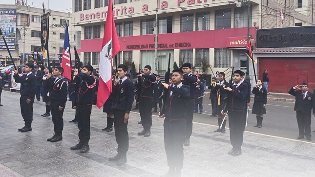 En una solemne ceremonia, autoridades locales encabezaron el izamiento del Pabellón Nacional, destacando el compromiso de la comunidad. La actividad contó con la participación especial de las instituciones educativas John F. Kennedy, Sebastián Barranca y San Rafael de Arnaiz. Estas instituciones sorprendieron con un concurso de desfile inter talleres técnicos, demostrando la dedicación y disciplina de sus estudiantes.