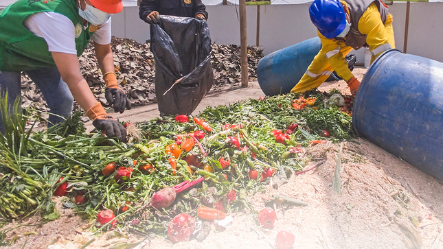 Ingenieros de la empresa San Fernando visitaron nuestra planta de compostaje para conocer el manejo eficiente de residuos orgánicos, con el objetivo de implementar prácticas sostenibles en sus operaciones. Durante la visita, se les explicó cómo los residuos orgánicos de distintos mercados son procesados en pilas de compostaje.
El proceso involucra la correcta segregación de materiales no orgánicos, seguido de la activación de las pilas, que requieren un control constante de temperatura y oxigenación para asegurar una descomposición adecuada. Después de varios meses de volteo periódico, se tamiza la composta para eliminar restos no descompuestos, obteniendo un producto final de alta calidad para el uso en áreas verdes.