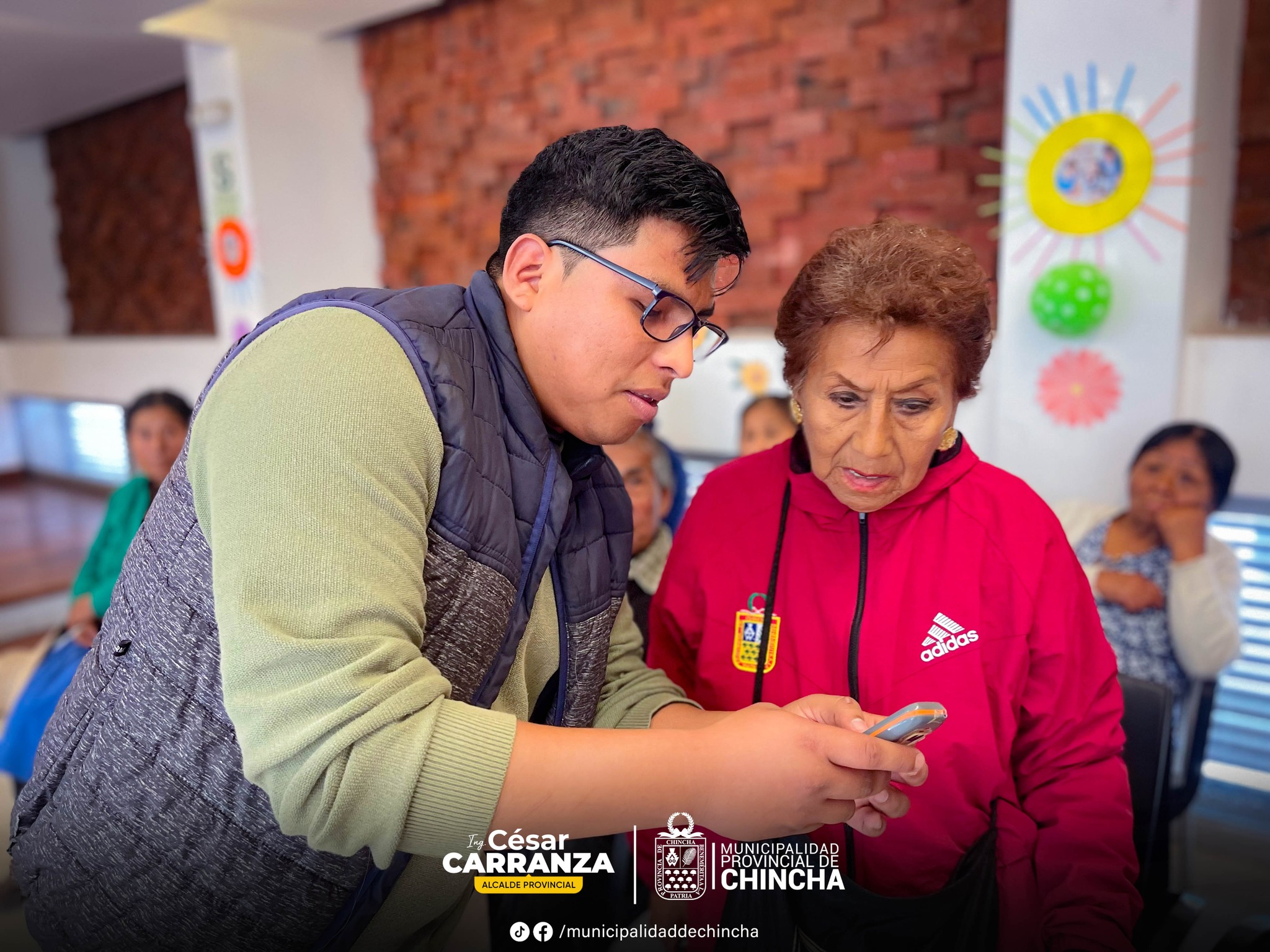 En el marco del Plan Municipal y a través del Programa Saberes Productivos, realizamos una animada reunión con los usuarios de Pensión 65, en el cual se le explico la importancia y aspectos de tener un celular para poder comunicarse con sus familiares lejanos.
Este encuentro, cada uno de nuestros abuelitos resolvieron sus interrogantes, disfrutando de explicaciones didácticas y explorando los conocimientos y habilidades productivas que poseen.
Con estas actividades se busca valorar y darle el espacio que ellos merecen, por la sabiduría legado que nos brindan a cada uno de que gozamos de su presencia.