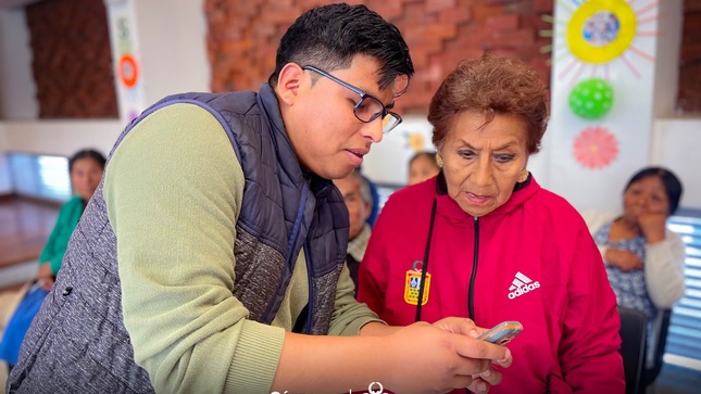 En el marco del Plan Municipal y a través del Programa Saberes Productivos, realizamos una animada reunión con los usuarios de Pensión 65, en el cual se le explico la importancia y aspectos de tener un celular para poder comunicarse con sus familiares lejanos.
Este encuentro, cada uno de nuestros abuelitos resolvieron sus interrogantes, disfrutando de explicaciones didácticas y explorando los conocimientos y habilidades productivas que poseen.
Con estas actividades se busca valorar y darle el espacio que ellos merecen, por la sabiduría legado que nos brindan a cada uno de que gozamos de su presencia.