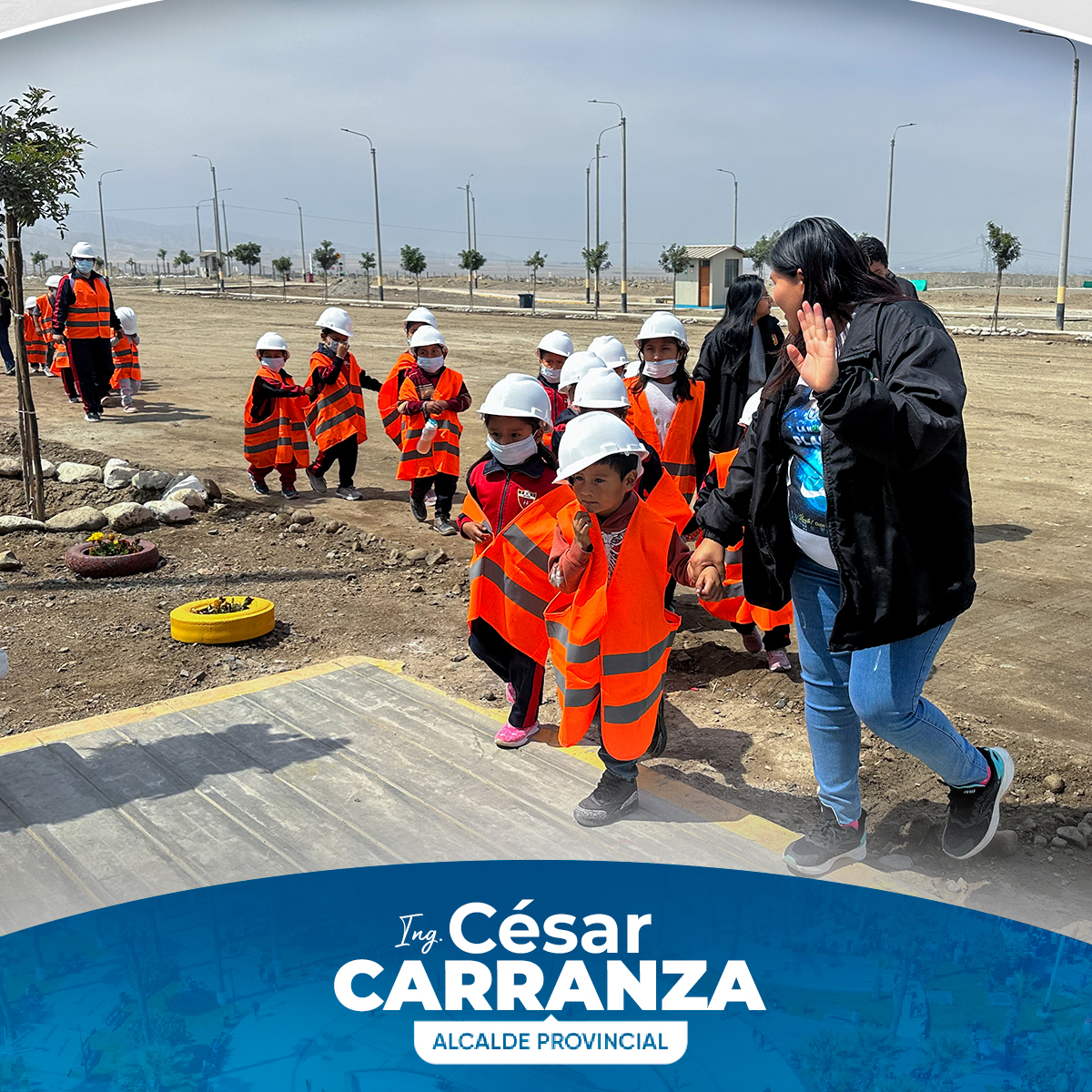 La I.E 702 de Alto Laran, realizo la visita a las instalaciones del Relleno Sanitario, los menos, junto a sus padres pudieron observar de cerca el ciclo completo de gestión de residuos. La jornada comenzó con la recepción y pesaje de los camiones compactadores, que luego descargan los residuos en la trinchera. Allí, el tractor oruga de 8 toneladas se encarga de compactar y triturar las más de 200 toneladas diarias de desechos.
Estos residuos, que aún contienen líquidos, se gestionan en una posa con una capacidad de 2524.46 m³, garantizando que todo esté bajo control y en perfectas condiciones.
El tour continuó en el área de compostaje, donde los responsables, explicaron a los padres y docentes como se procesan aproximadamente 500 kg de residuos orgánicos provenientes de los mercados locales. Este proceso convierte los desechos orgánicos en compost útil, contribuyendo al ciclo de reciclaje y sostenibilidad, para así juntos de manera mancomunada cuidar la ciudad y poder lograr una chincha limpia y verde.