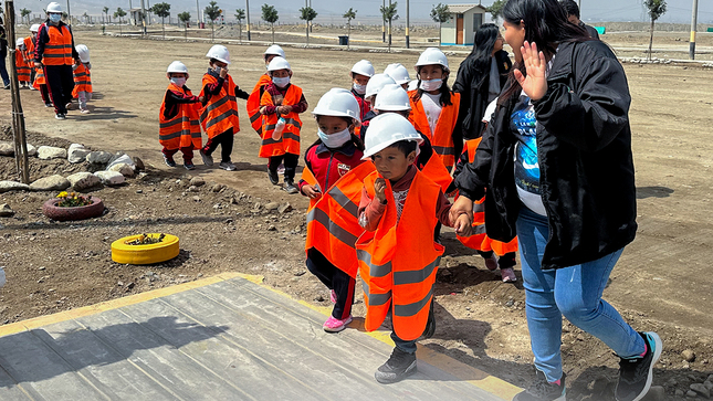 La I.E 702 de Alto Laran, realizo la visita a las instalaciones del Relleno Sanitario, los menos, junto a sus padres pudieron observar de cerca el ciclo completo de gestión de residuos. La jornada comenzó con la recepción y pesaje de los camiones compactadores, que luego descargan los residuos en la trinchera. Allí, el tractor oruga de 8 toneladas se encarga de compactar y triturar las más de 200 toneladas diarias de desechos. 
Estos residuos, que aún contienen líquidos, se gestionan en una posa con una capacidad de 2524.46 m³, garantizando que todo esté bajo control y en perfectas condiciones.
El tour continuó en el área de compostaje, donde los responsables, explicaron a los padres y docentes como se procesan aproximadamente 500 kg de residuos orgánicos provenientes de los mercados locales. Este proceso convierte los desechos orgánicos en compost útil, contribuyendo al ciclo de reciclaje y sostenibilidad, para así juntos de manera mancomunada cuidar la ciudad y poder lograr una chincha limpia y verde.