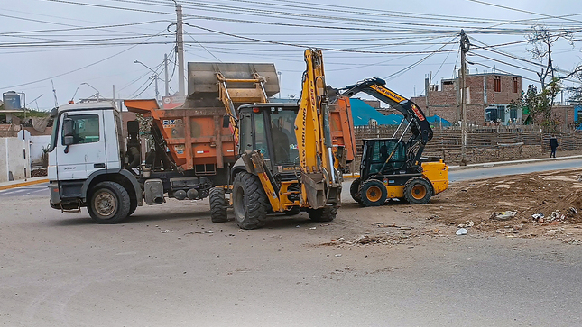 🔰Con apoyo de maquinarias municipales, el área de limpieza pública de la Municipalidad de chincha, realizaron el recojo de escombros y residuos que se encontraban como foco infeccioso en la av. Santo Tomas, obstruyendo el pase vehicular y peatonal, dando así un mal aspecto en el sector.
Se pide a todos los distritos en unir fuerzas para así erradicar puntos críticos en toda nuestra ciudad y también a los vecinos en contribuir con la limpieza, para mejorar el ornato de nuestro Provincia.