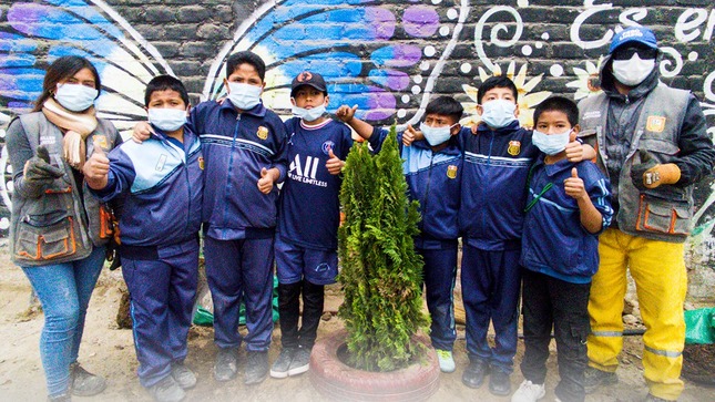 El equipo de GURS Chincha y el Programa Municipal EDUCCA llegaron hasta el colegio Paulino Reátegui, para compartir una importante capacitación con los pequeños estudiantes.
Esta importante labor contó con el apoyo de los promotores ambientales. Además, se logró realizar un campaña de limpieza y colocación de plantas ornamentales. Todo eso como parte del Día de la gestión integral de los residuos sólidos - DIADESOL🧑‍🦰👩‍🦰