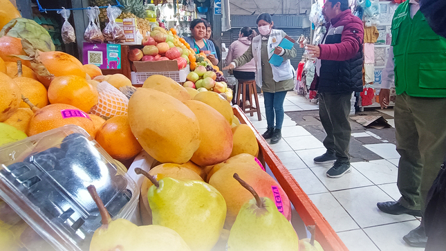 #SaludyBienestar l Con el objetivo de localizar los #PuestosSaludables en Chincha, el día de hoy, el personal de la Sub Gerencia de Saneamiento, Salud y Gestión Ambiental, supervisó los establecimientos del Mercado de Abastos de la ciudad.
Estas acciones buscan que el público consumidor pueda tener confianza y seguridad al momento de realizar sus compras; además, educar a los comerciantes a trabajar con orden y limpieza 🤝