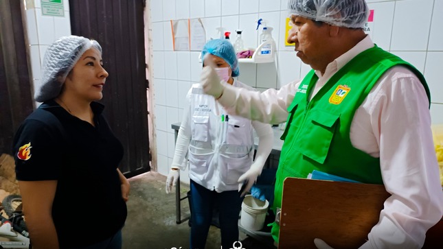 #OperativoInopinado | Buscando la mejora de la salubridad en nuestra provincia, se realizo un operativo inopinado a restaurantes y servicios afines,  para ver la calidad de productos que utilizan.
Al mismo tiempo, se fiscalizo las condiciones adecuadas de higiene para operar, la manipulación de alimentos, indumentaria, carné de sanidad, abastecimiento y calidad del agua, evacuación de aguas residuales, disposición de residuos Sólidos, adecuada instalación y funcionamiento de los servicios higiénicos, otros.