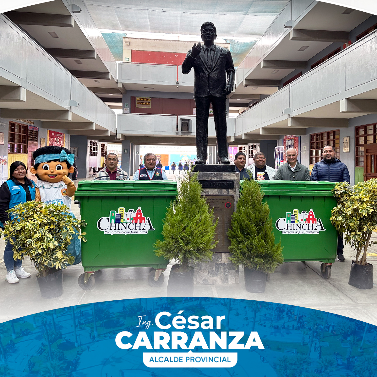#SaludAmbiental l Como parte de las estrategias que desarrolla por el cuidado de la ciudad y la toma de conciencia de la población, esta mañana se hizo la entrega de contenedores y plantas ornamentales a la I.E. "Jhon F. Kennedy" 🍀
El alcalde de Chincha, Ing. César Carranza F. hizo posible esta entrega y ratificó su compromiso por unificar esfuerzos en beneficio de la población, involucrando a la población estudiantil.