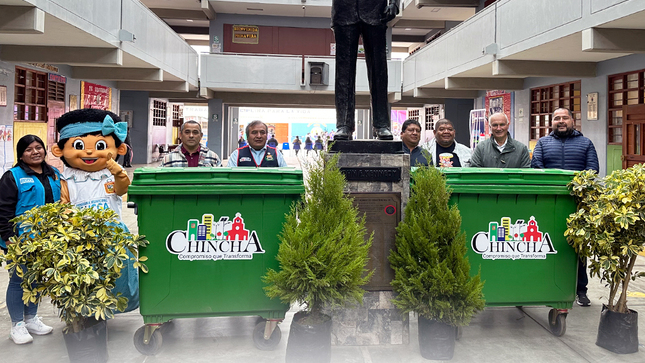 #SaludAmbiental l Como parte de las estrategias que desarrolla por  el cuidado de la ciudad y la toma de conciencia de la población, esta mañana se hizo la entrega de contenedores y plantas ornamentales a la I.E. "Jhon F. Kennedy" 🍀
El alcalde de Chincha, Ing. César Carranza F. hizo posible esta entrega y ratificó su compromiso por unificar esfuerzos en beneficio de la población, involucrando a la población estudiantil.