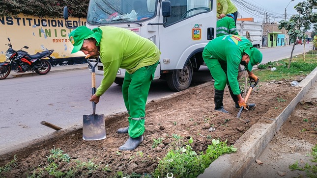 
🔰Nuestro personal de parques y jardines vienen recuperando áreas verdes y espacios públicos en la primera entrada de San Agustín, comenzando con el retiro de tierra y grass dañada de la berma central, para próximamente comenzar con el sembrado de grass nuevo.
🔸El objetivo principal de este trabajo es enverdecer espacios públicos en nuestra Provincia.
