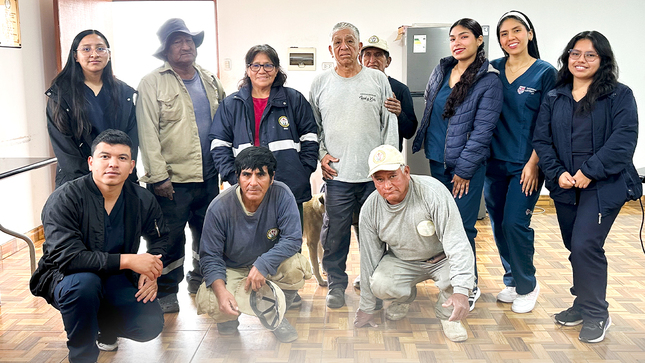 #AcciónEnElTrabajo l Esta mañana, el equipo de psicólogos de la DEMUNA Chincha, brindó una importante charla sobre "Manejo de estrés laboral", dirigido a los trabajadores del Cementerio general de Chincha 👩‍💼
Estas actividades se dan en coordinación con la Sociedad de Beneficencia de Chincha y buscan reforzar la atención que brindan sus colaboradores en los distintitos servicios que brindan a la población 🤝