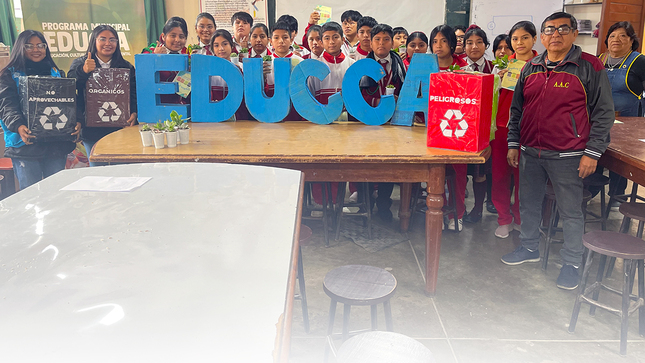 En el marco del Día de la gestión integral de los residuos sólidos - DIADESOL, el equipo de GURS Chincha y el Programa Municipal EDUCCA llegaron hasta el colegio Andrés Avelino Cáceres, con la finalidad de brindar una capacitación ambiental a los estudiantes 🧑‍🦰👩‍🦰
Esta importante labor contó con el apoyo de los promotores ambientales escolares. La meta es involucrar a todas las instituciones educativas de Chincha 👏