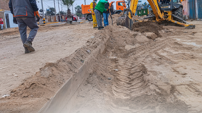 🔰No más desmonte en la vía pública, por orden del ing. Cesar Carranza Falla, se realizó la limpieza,  retiro de desmonte y liberación del cruce peatonal y vehicular en la av. Bombón Coronado frente al coliseo cerrado de Chincha.
Nuestro compromiso es embellecer los espacios liberados y brindar mejores ambientes para los vecinos de la Ciudad, ya que es responsabilidad de todos respetar y cuidar nuestro ornato para mantener nuestra Provincia limpia y ordenada.🧹🌿