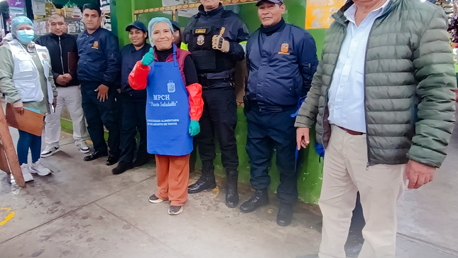 #ProtecciónySalud l El municipio de Chincha continúa supervisando los puestos en todos los mercado de Chincha, con el fin de certificarlos como establecimientos saludables ✅
Esta vez, el personal de Sub Gerencia de Saneamiento, Salud y Gestión Ambiental a cargo del Dr. Carlos Cano Guardia, recorrió el Mercado Ferial de la ciudad. 👏