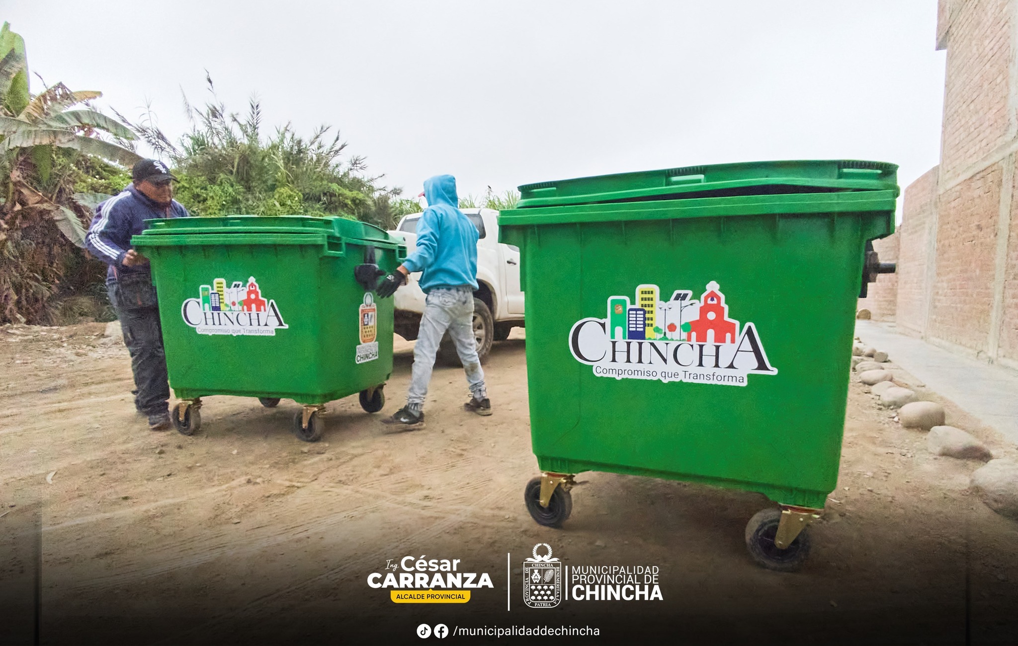 La Municipalidad Provincial de Chincha se esfuerza por mantener limpia nuestra ciudad, limpiando las calles a diario e instalando contenedores en lugares estratégicos. Te invitamos a cuidar los contenedores que se han entregado a los vecinos, ya que son herramientas importantes para una ciudad limpia y ordenada. Recuerda usarlos solo para desechos domésticos y evitemos el robo y el daño de estos importantes recursos.