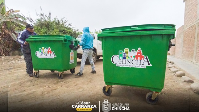 La Municipalidad Provincial de Chincha se esfuerza por mantener limpia nuestra ciudad, limpiando las calles a diario e instalando contenedores en lugares estratégicos.  Te invitamos a cuidar los contenedores que se han entregado a los vecinos, ya que son herramientas importantes para una ciudad limpia y ordenada.  Recuerda usarlos solo para desechos domésticos y evitemos el robo y el daño de estos importantes recursos.