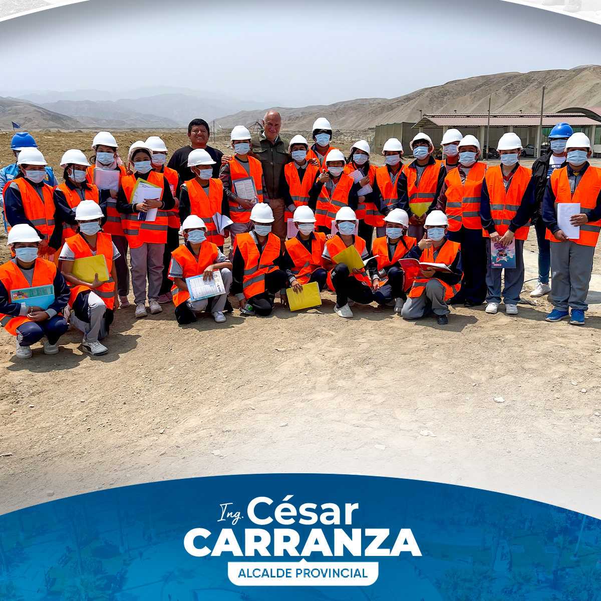 La I.E Magdalena Barbetta Aguilar N° 22236, realizo la visita a las instalaciones del Relleno Sanitario, donde pudieron observar de cerca el ciclo completo de gestión de residuos. La jornada comenzó con la recepción y pesaje de los camiones compactadores, que luego descargan los residuos en la trinchera. Allí, el tractor oruga de 8 toneladas se encarga de compactar y triturar las mas de 200 toneladas diarias de desechos.
Estos residuos, que aún contienen líquidos, se gestionan en una posa con una capacidad de 2524.46 m³, garantizando que todo esté bajo control y en perfectas condiciones.
El tour continuó en el área de compostaje, donde se procesan aproximadamente 500 kg de residuos orgánicos provenientes de los mercados locales. Este proceso convierte los desechos orgánicos en compost útil, contribuyendo al ciclo de reciclaje y sostenibilidad.
El Alcalde Ing. César Carranza Falla, quien expresó su agradecimiento a los docentes por su interés y participación. El burgomaestre también animó a compartir esta experiencia para educar a la comunidad sobre el proceso detrás de cada bolsa de basura y fomentar una gestión de residuos más responsable.