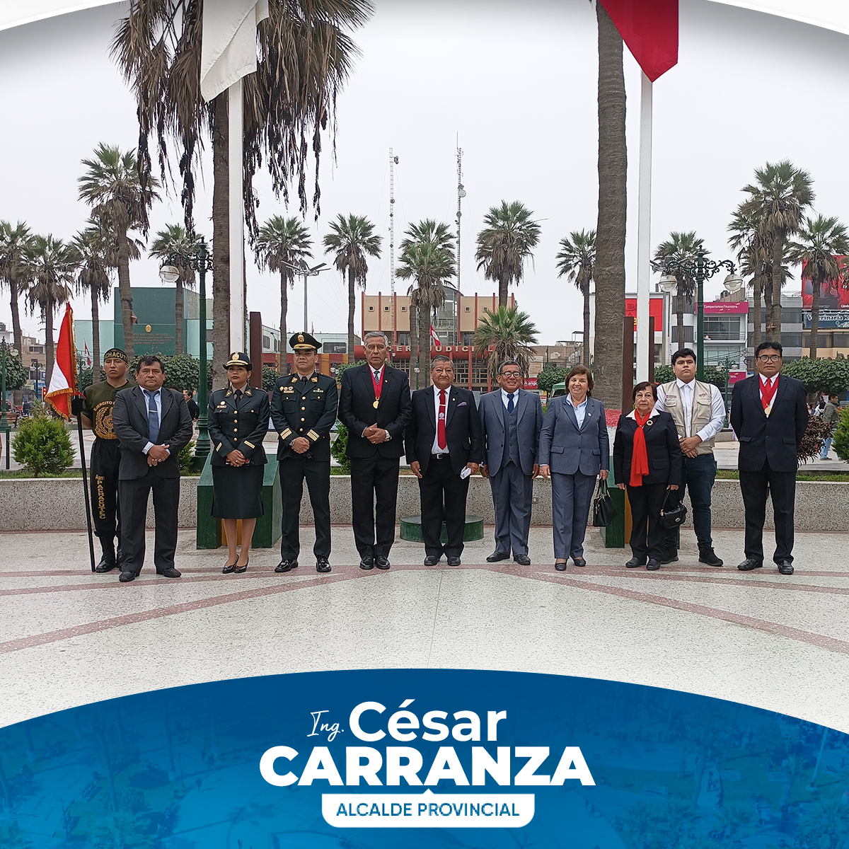 Esta ultimo domingo, en una actividad cívica, se llevó a cabo el tradicional izamiento de bandera en nuestra plaza de armas.
Esta actividad contó con la participación de nuestras autoridades locales, entre ellas: Subprefecto Provincial de Chincha, Rudy León Zaa, Subprefecto Distrital de Chincha Baja, Marcos Belahonia Torres, Regidores provinciales, Elena Carbo Travi y César Augusto Aguirre Lévano y el Comandante PNP Walter Lira Castillo. Además, representantes las delegaciones de las I.E. Próceres de la Independencia y I.E. San Martin de Porres, quienes conmemoraron su aniversario de vida institucional.