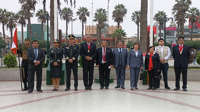 Esta ultimo domingo, en una actividad cívica, se llevó a cabo el tradicional izamiento de bandera en nuestra plaza de armas.
Esta actividad contó con la participación de nuestras autoridades locales, entre ellas: Subprefecto Provincial de Chincha, Rudy León Zaa, Subprefecto Distrital de Chincha Baja, Marcos Belahonia Torres, Regidores provinciales, Elena Carbo Travi y César Augusto Aguirre Lévano y el Comandante PNP Walter Lira Castillo. Además, representantes las delegaciones de las  I.E. Próceres de la Independencia y I.E. San Martin de Porres, quienes conmemoraron su aniversario de vida institucional.