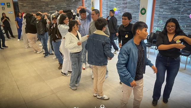#SaludMental I El día sábado 14 setiembre se inauguró el 𝘾𝙚𝙣𝙩𝙧𝙤 𝙙𝙚 𝘿𝙚𝙨𝙖𝙧𝙧𝙤𝙡𝙡𝙤 𝙅𝙪𝙫𝙚𝙣𝙞𝙡 (𝘾𝘿𝙅), programa que tiene la finalidad de desarrollar las habilidades sociales, autoestima y elaborar un proyecto de vida en los adolescentes de nuestra provincia de Chincha.
Los jóvenes de distintos sectores, realizaron reforzamiento emocionales, a través de interacciones, charla y clases de baile.
Para inscribirse pueden acercarse a la DEMUNA. Está dirigido a adolescentes de 14 a 17 años de edad y es totalmente ¡Gratis!. 🤝