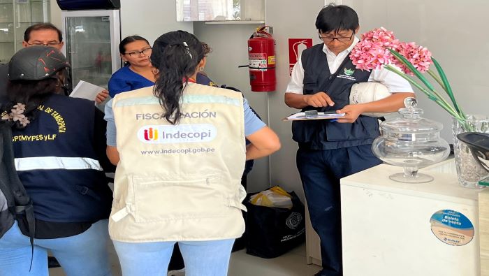 El Indecopi supervisó que centros de salud de Tambopata en Madre de Dios cuenten con el libro de reclamaciones y la lista de precios