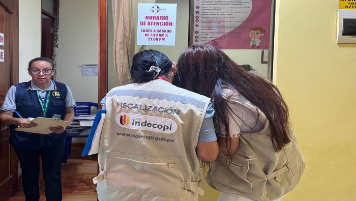 El Indecopi supervisó que centros de salud de Tambopata en Madre de Dios cuenten con el libro de reclamaciones y la lista de precios
