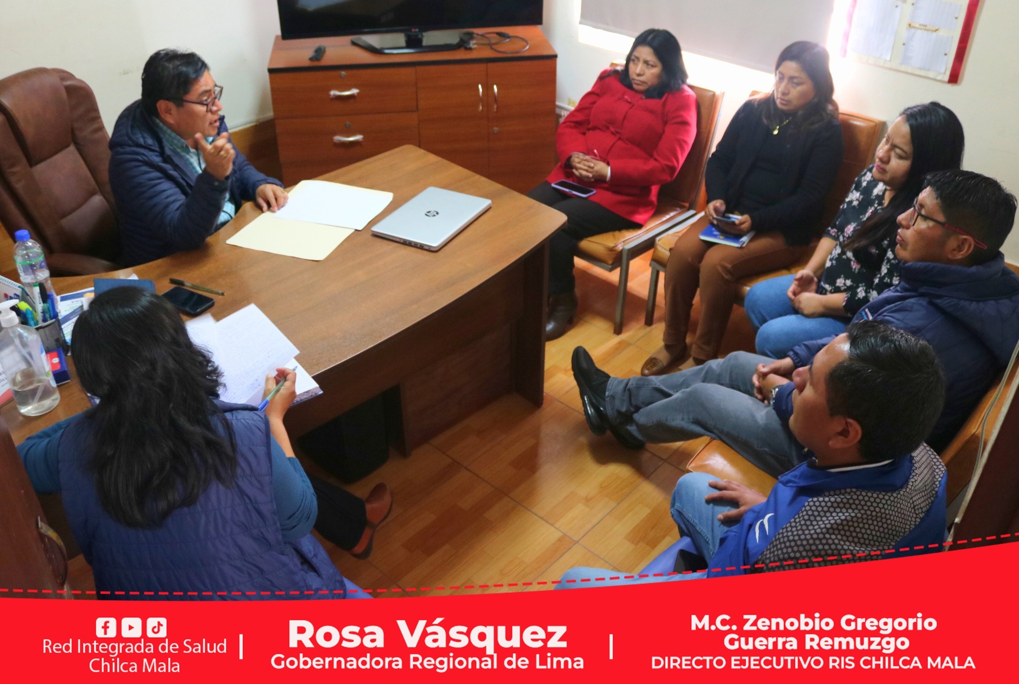 Director Ejecutivo sostiene reunión de coordinación con su equipo de gestión.