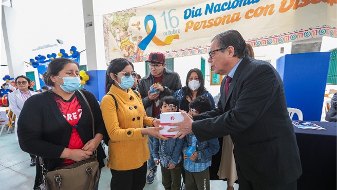 Día Nacional de la Persona con Discapacidad INR entregó donación de 30 audífonos y ayudas biomecánicas