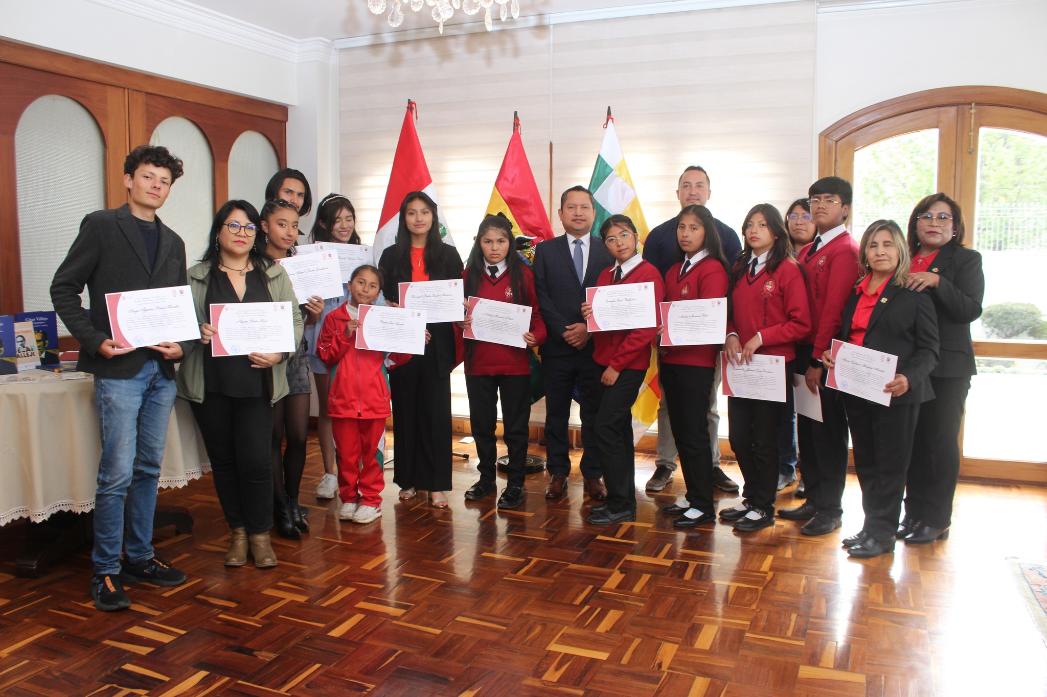 Encargado de Negocios con estudiantes y profesores reconocidos