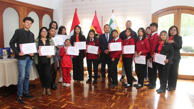 Encargado de Negocios con estudiantes y profesores reconocidos