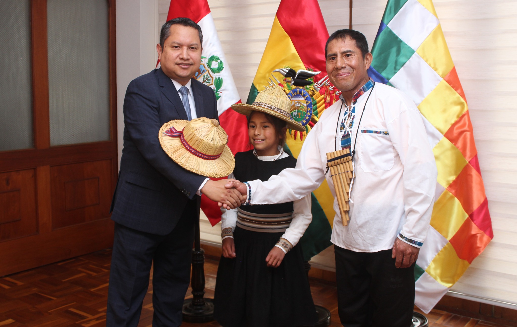 Entrega de presente al Encargado de Negocios