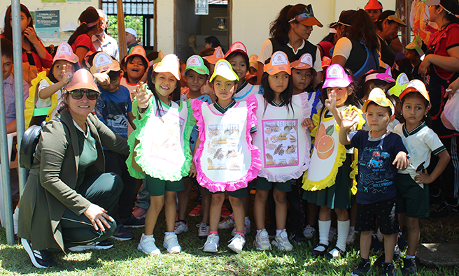 Niños del nivel inicial participando de la feria "Come Sano y Vive saludable"