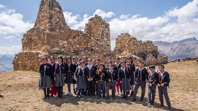 Escolares de la I.E. Llampa participando de la jornada cultural en Marcahuamachuco