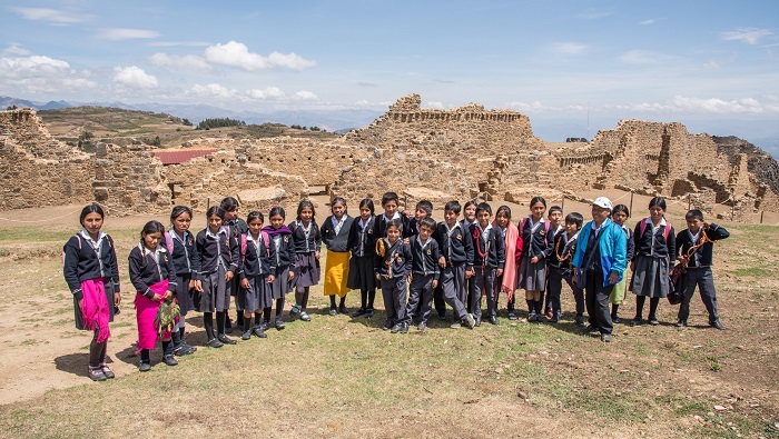 Escolares de la I.E. Llampa participando de la jornada cultural en Marcahuamachuco
