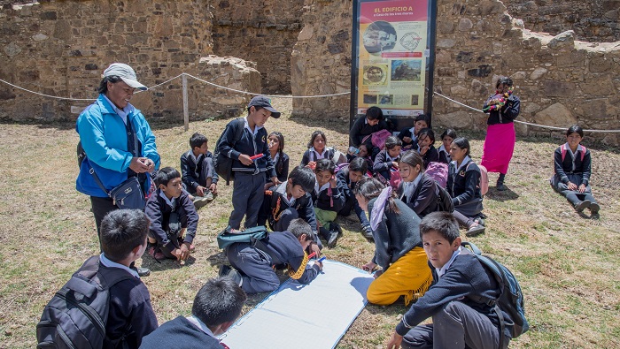 Escolares de la I.E. Llampa participando de la jornada cultural en Marcahuamachuco