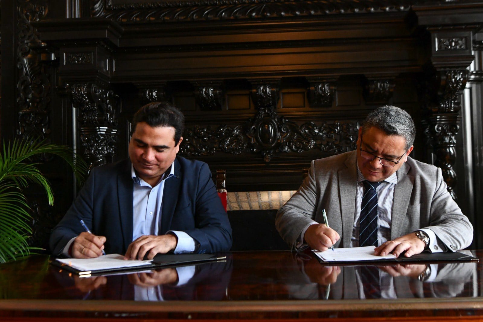 Gobernador Luis Neyra logra cuatro convenios para remodelar comisarías de la región