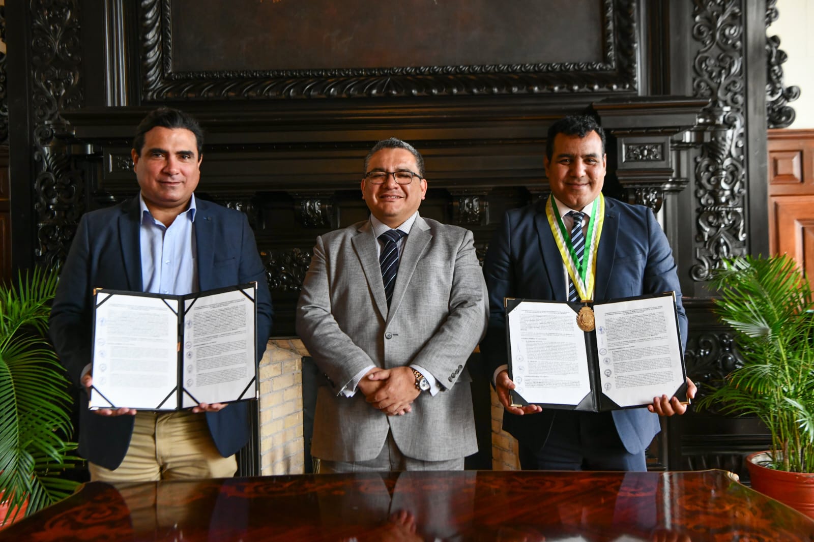 Gobernador Luis Neyra logra cuatro convenios para remodelar comisarías de la región