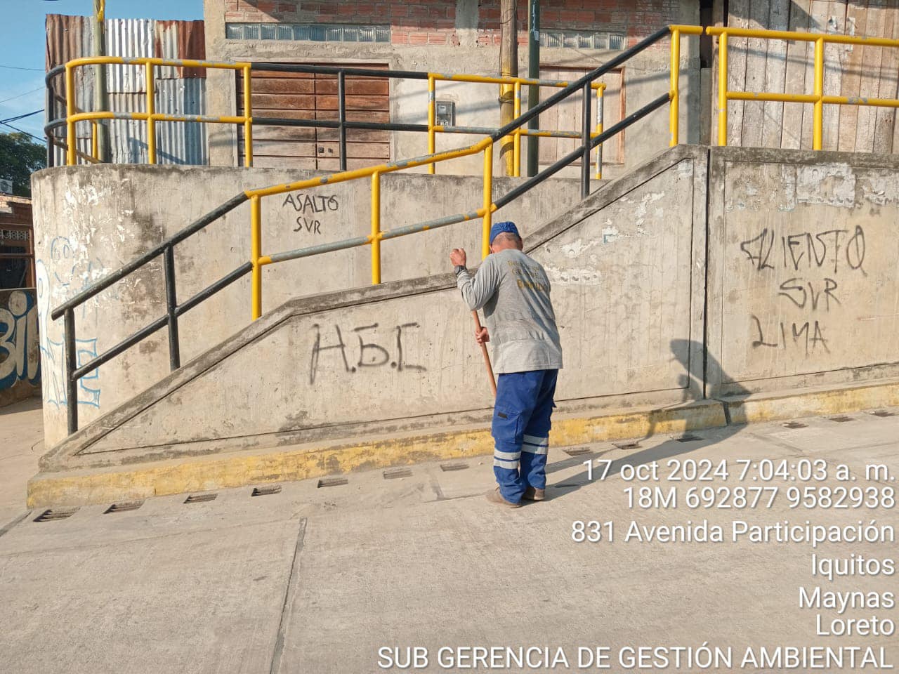 Limpieza y descolmataci贸n en la calle flor de topa