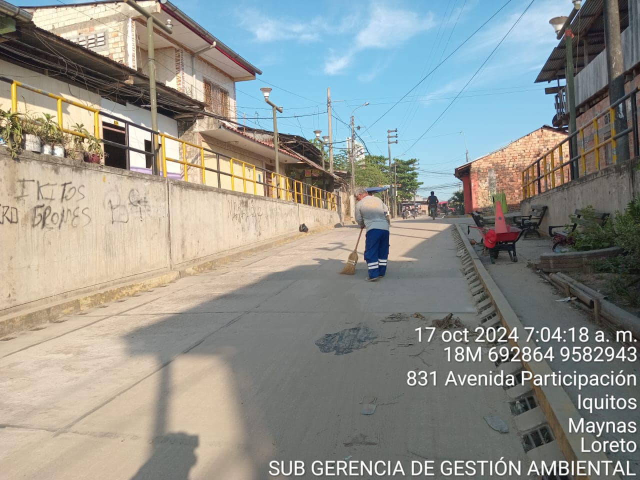 Limpieza y descolmataci贸n en la calle flor de topa
